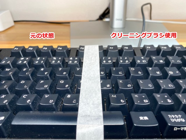 ブラシでキーボード掃除
